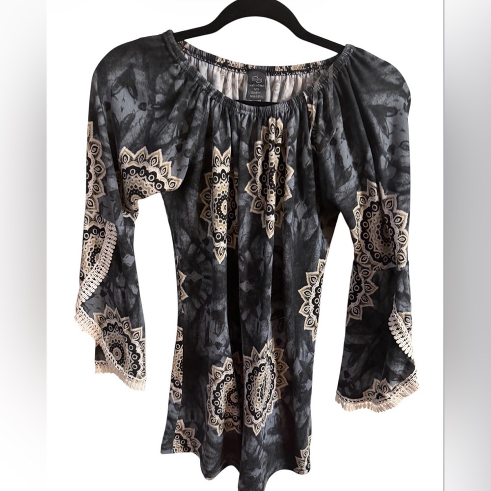 Win Win women's tunic length Bohemian Top with lace trimmed sleeves. Size S/M